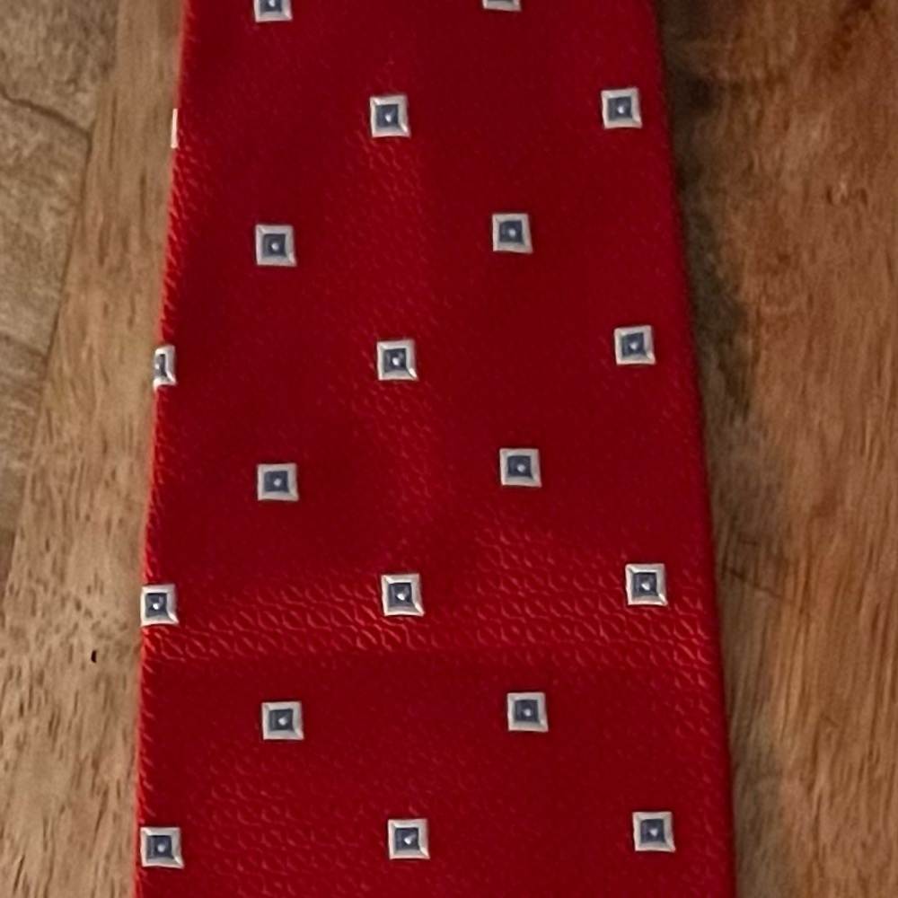 JOS A. BANK MEN’S RED, WHITE, & LIGHT BLUE 100% SILK NECKTIE/PRE-OWNED/DYNAMIC!!